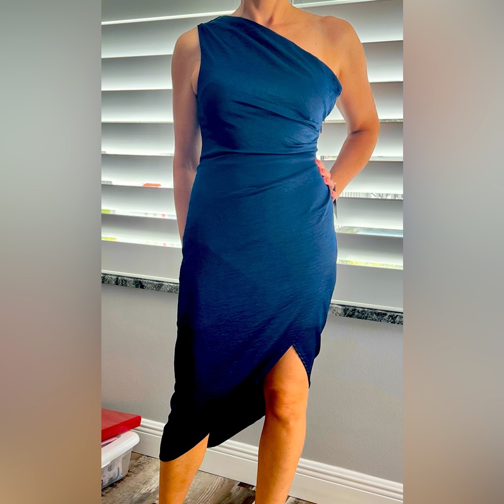 Beautiful dress for a night out. Beware with tags. Size S
